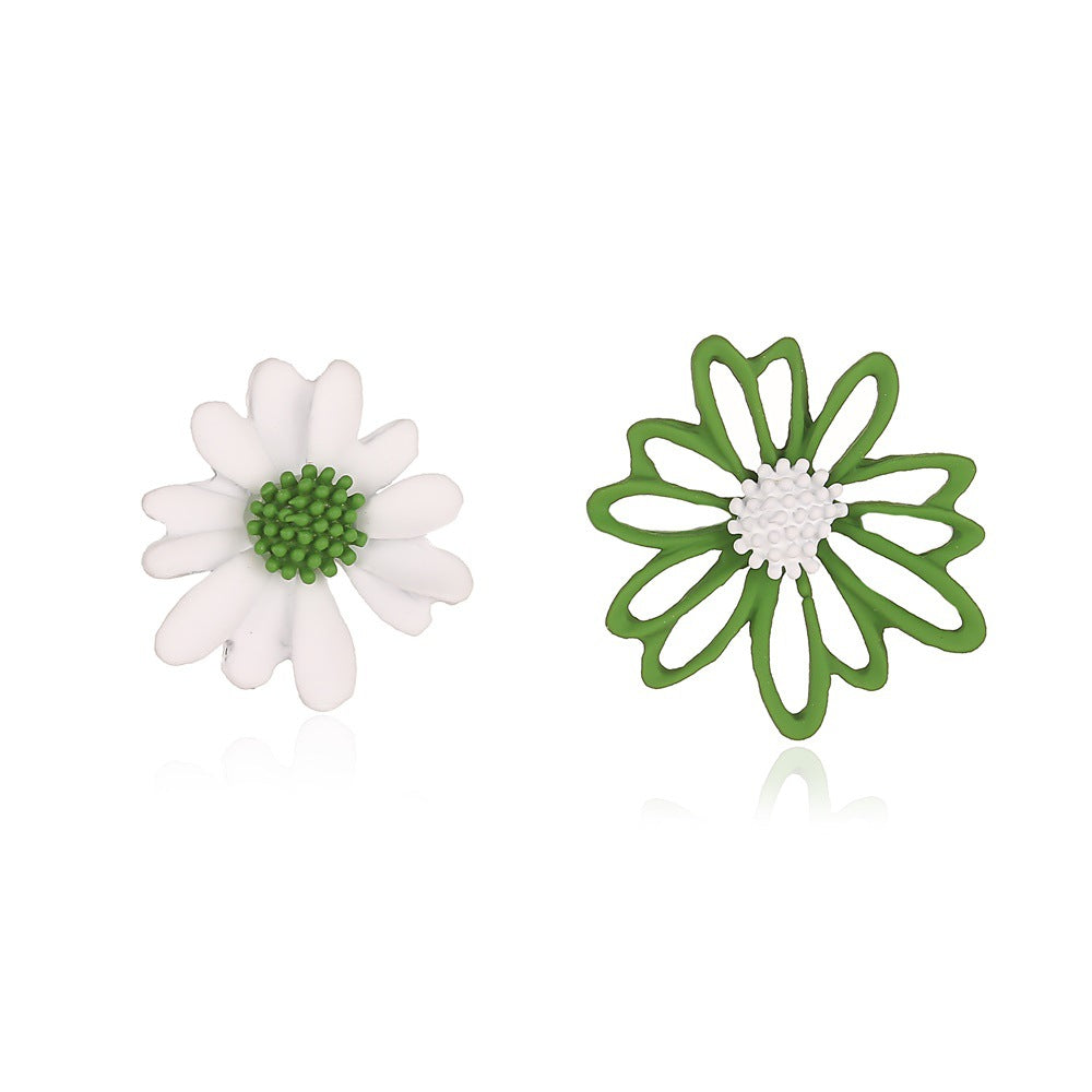 Summer Floral Asymmetric Daisy Earrings - Feminine and Chic Design
