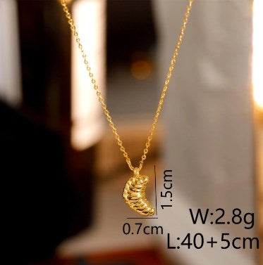 18K Gold Plated Ruched Chain Horn Pendant Necklace - Vintage Style Choker for Women