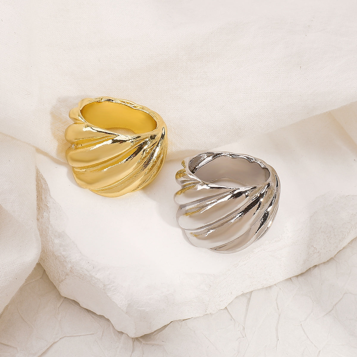 Elegant Retro Alloy Women's Wave Pattern Ring