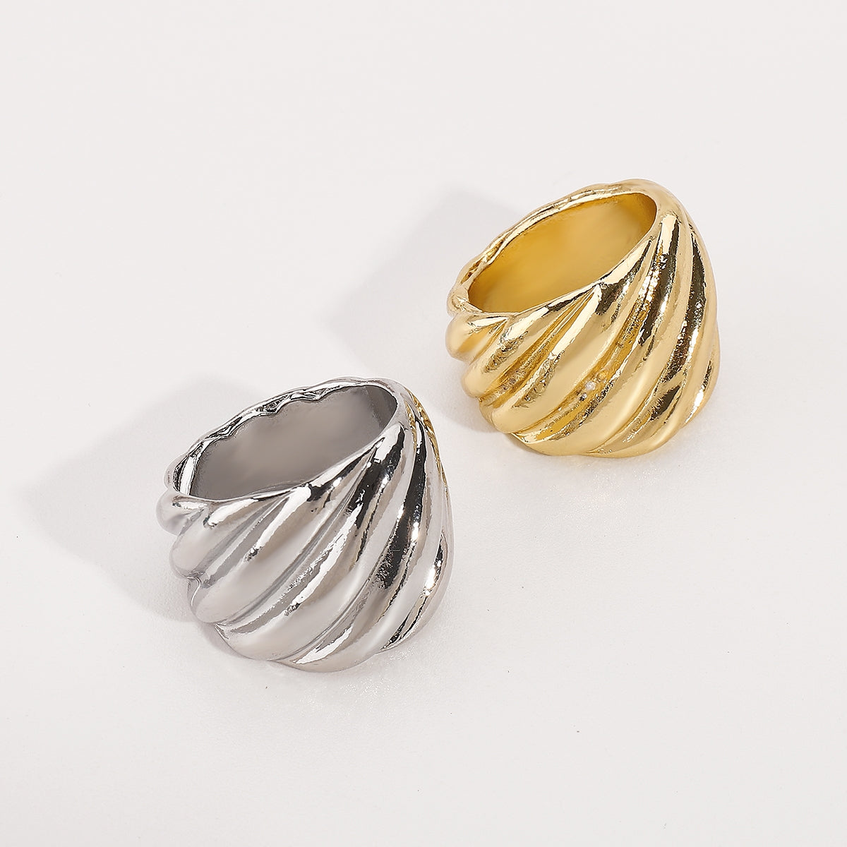 Elegant Retro Alloy Women's Wave Pattern Ring