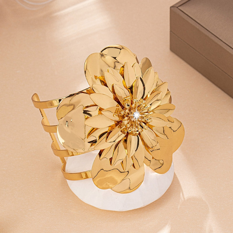 Elegant Rhinestone Alloy Bangle with Floral Design