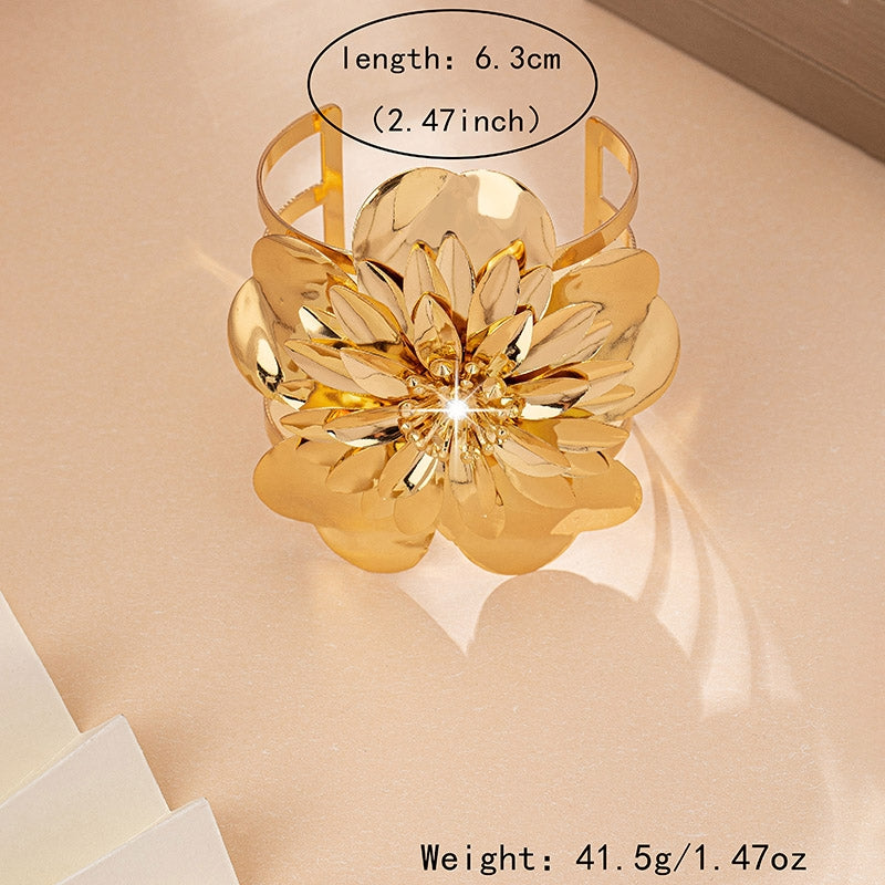 Elegant Rhinestone Alloy Bangle with Floral Design