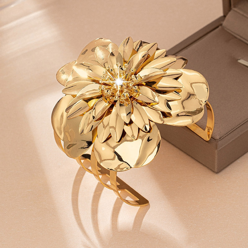 Elegant Rhinestone Alloy Bangle with Floral Design