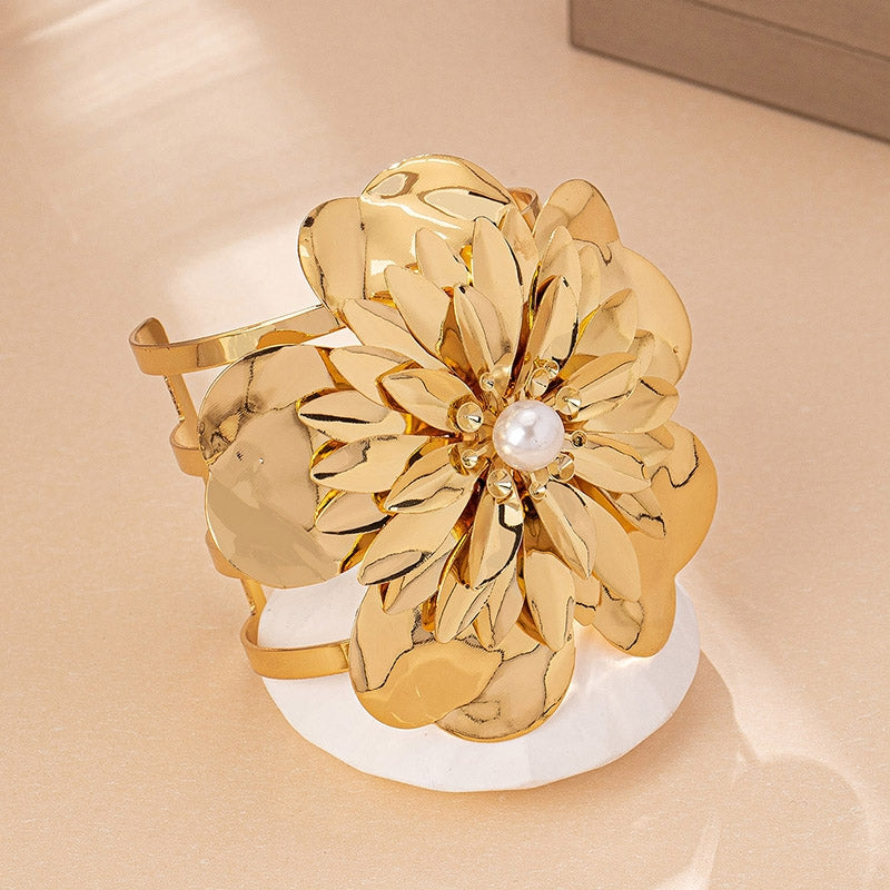Elegant Rhinestone Alloy Bangle with Floral Design