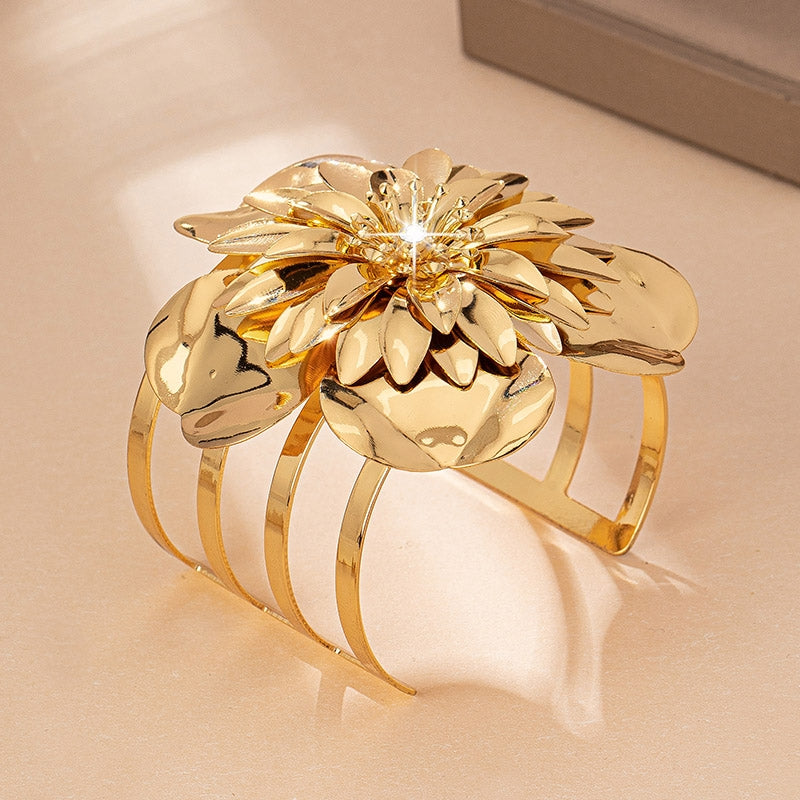 Elegant Rhinestone Alloy Bangle with Floral Design
