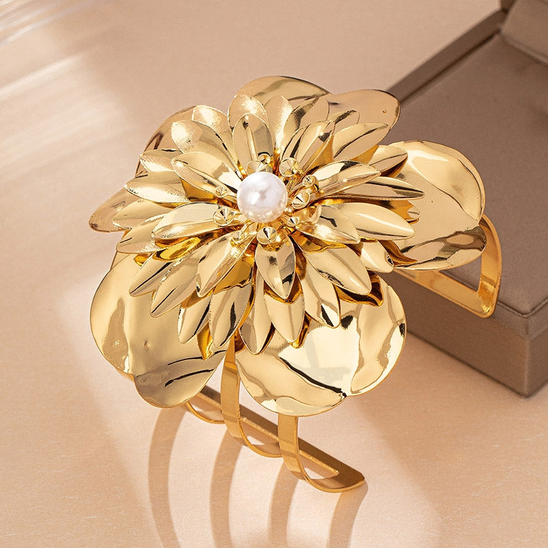 Elegant Rhinestone Alloy Bangle with Floral Design