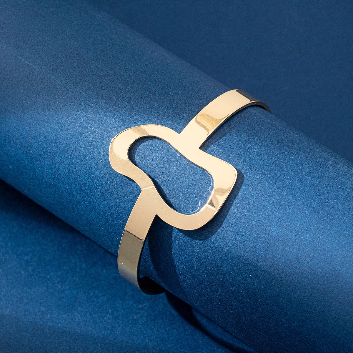 Elegant Vintage Irregular Iron Bangle - 2024 European and American Hollow Opening Bracelet, Fashionable and High-End Jewelry for Daily Wear