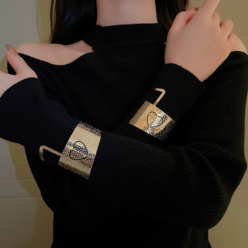 Luxurious Irregular Heart Metal Bangle Bracelet