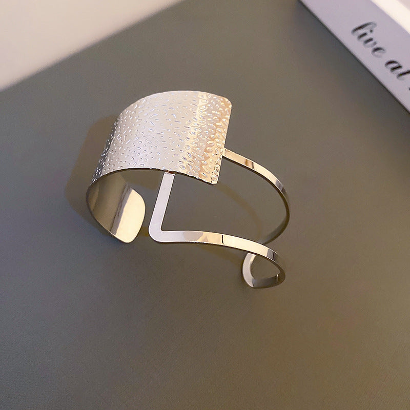 Luxurious Irregular Heart Metal Bangle Bracelet