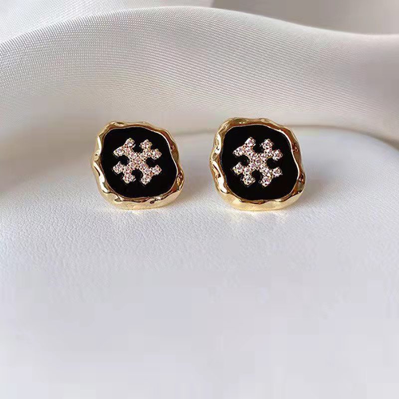 Retro Snowflake Shell Earrings with S925 Silver Needle