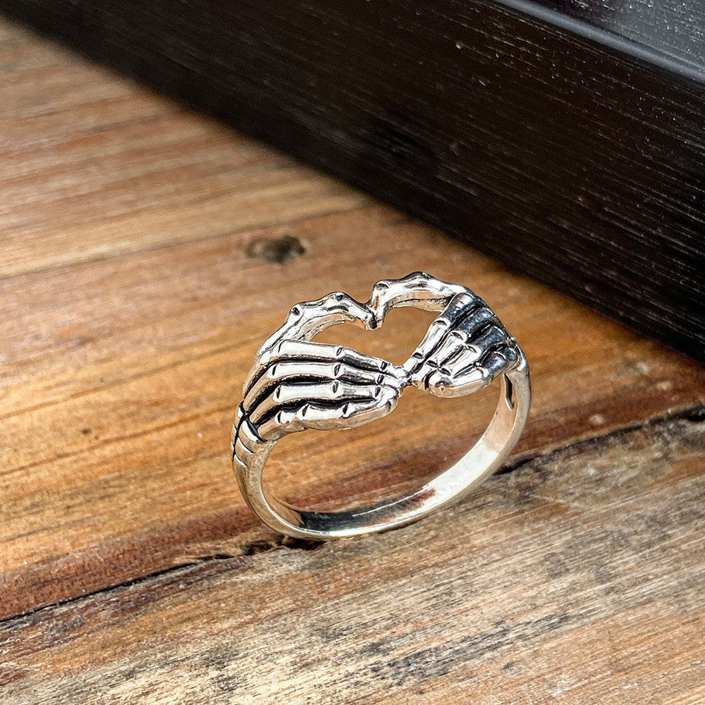 Retro Gothic Skull Claw Ring - Creative Fashion Statement Jewelry