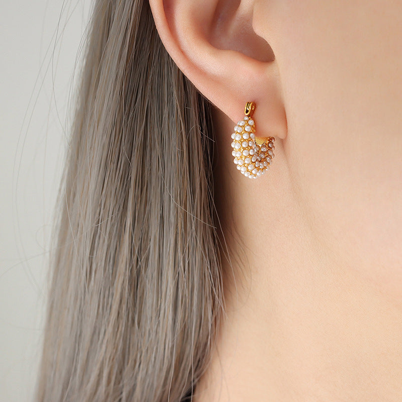1 Pair Elegant Baroque U-Shape Titanium Steel Earrings with Inlay Artificial Pearls and 18K Gold Plating