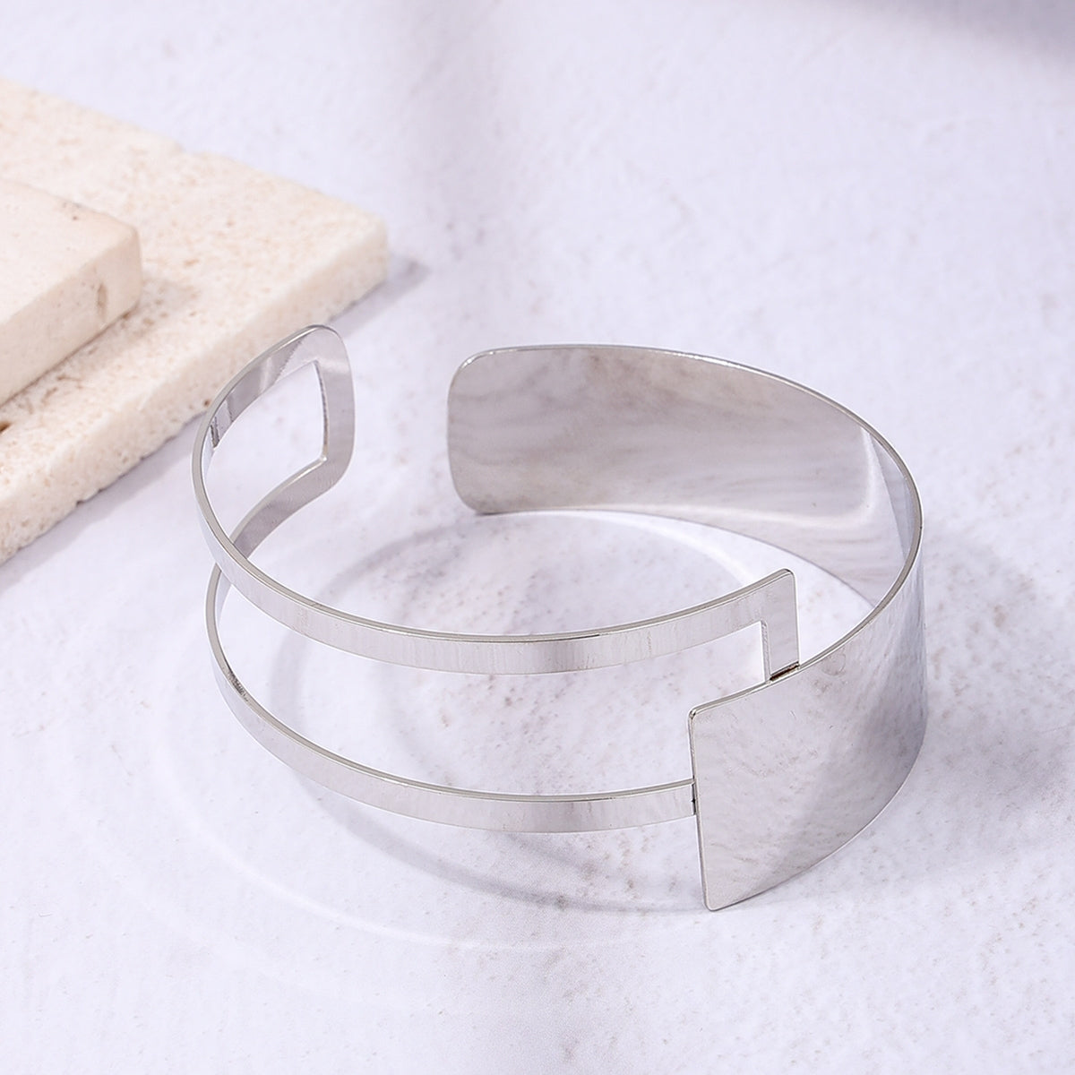 Simple Geometric Solid Color Alloy Women's Bangle