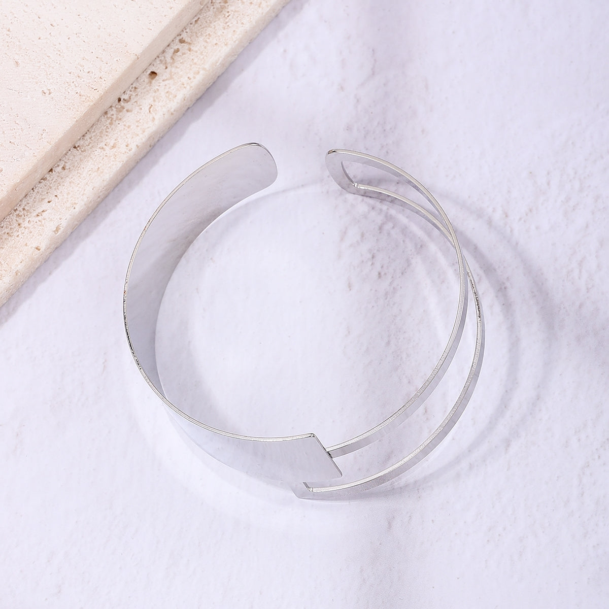 Simple Geometric Solid Color Alloy Women's Bangle