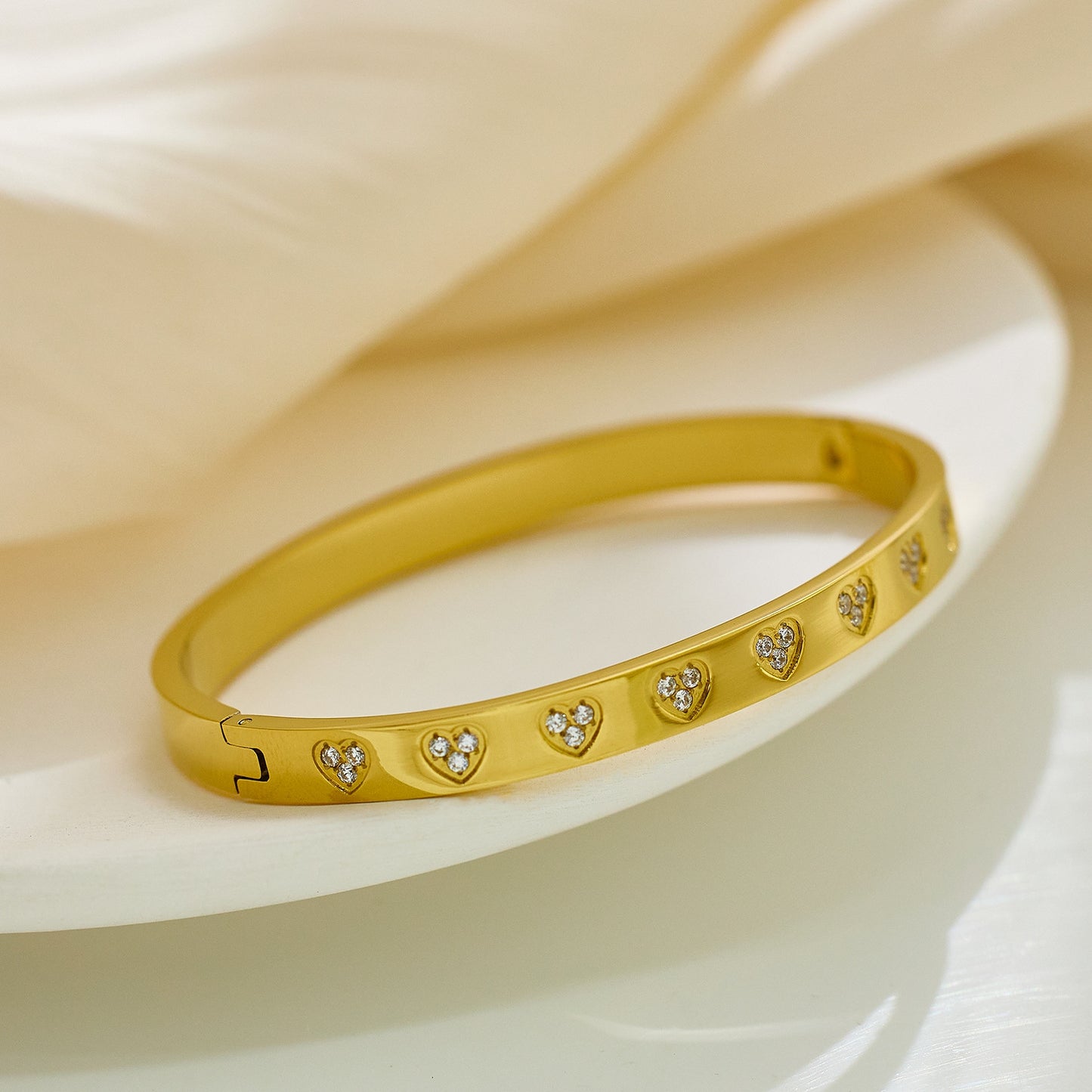 Simple Heart Shape Diamond Gold-Plated Titanium Steel Bangle Bracelet
