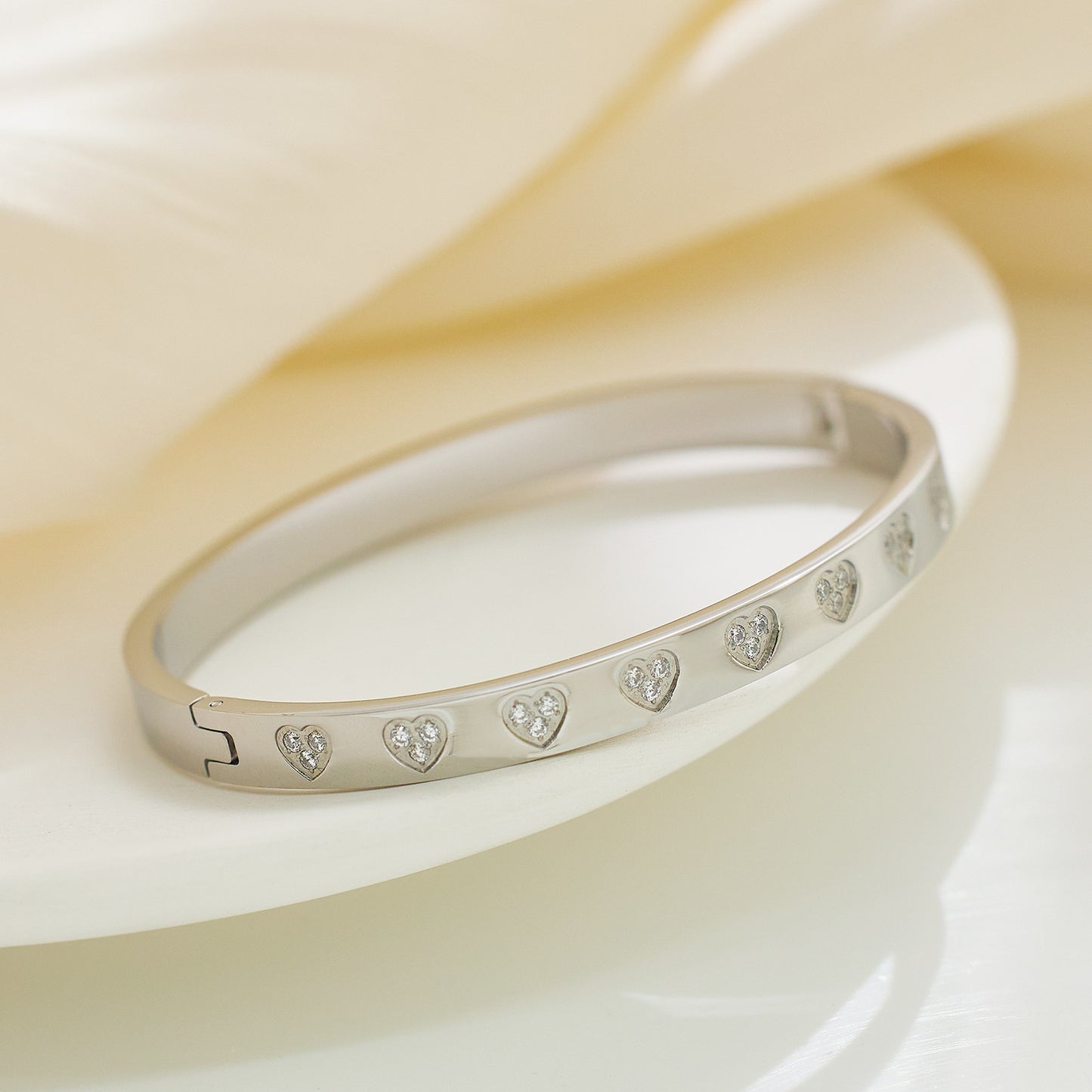 Simple Heart Shape Diamond Gold-Plated Titanium Steel Bangle Bracelet