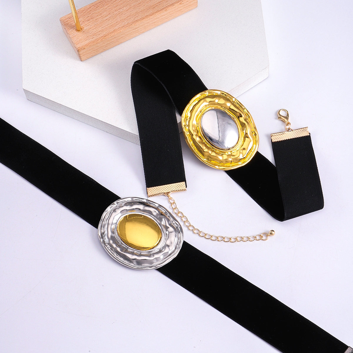 Vintage Oval Alloy and Leather Women's Choker Necklace