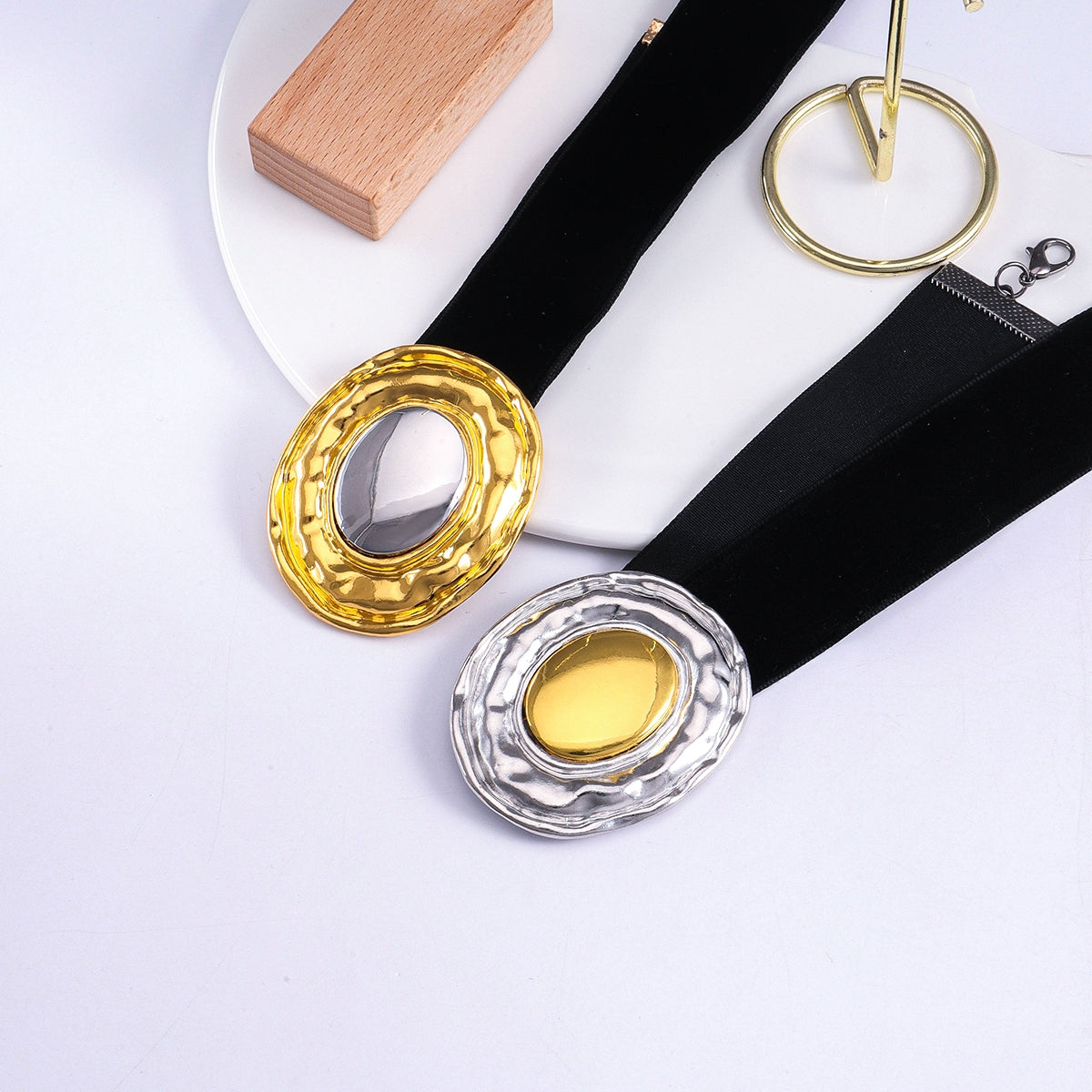 Vintage Oval Alloy and Leather Women's Choker Necklace