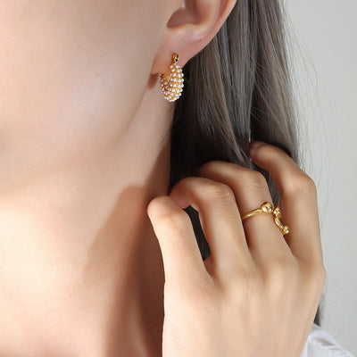 1 Pair Elegant Baroque U-Shape Titanium Steel Earrings with Inlay Artificial Pearls and 18K Gold Plating