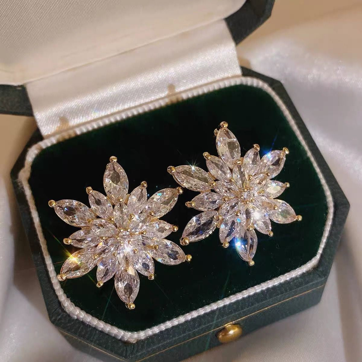 1 Pair Elegant Crystal Flower Stud Earrings