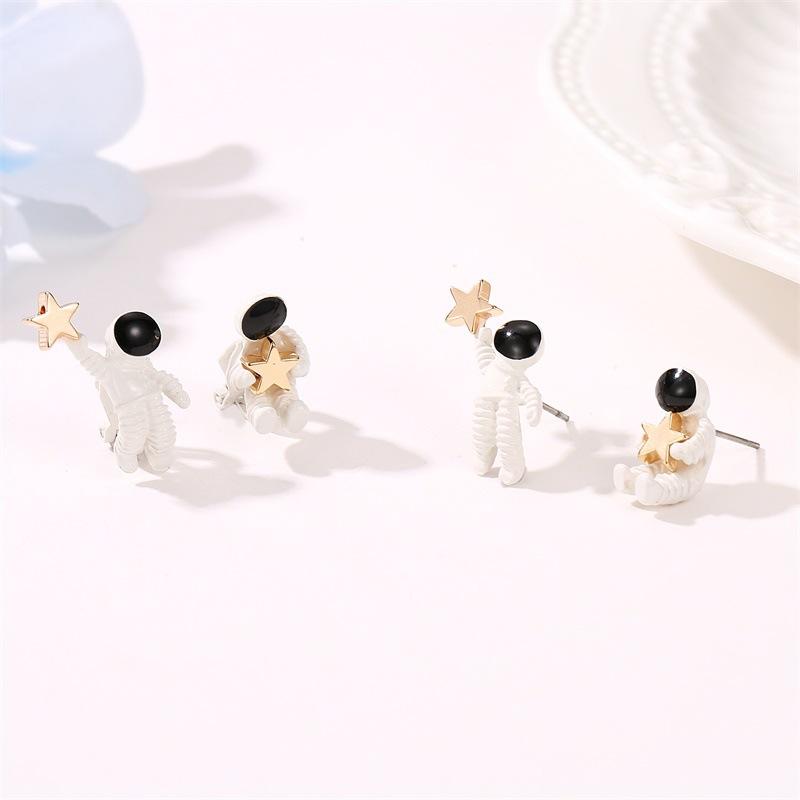Cute Asymmetric Astronaut Star Stud Earrings NHDP145182