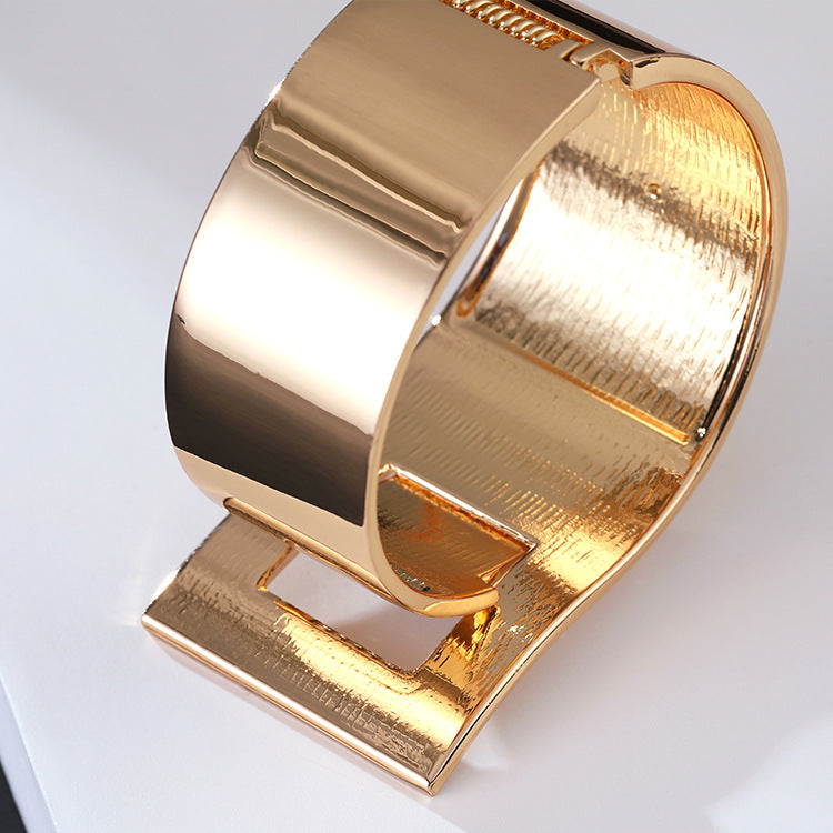 Fashion Creative Alloy Bracelet with Diamond Belt Buckle Design