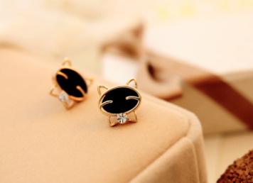 Fashion Black Smiley Cat Rhinestone Stud Earrings