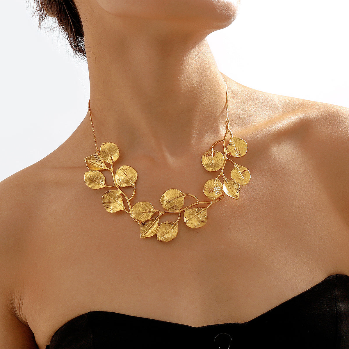 Vintage Floral Leaf Alloy Choker Necklace for Women