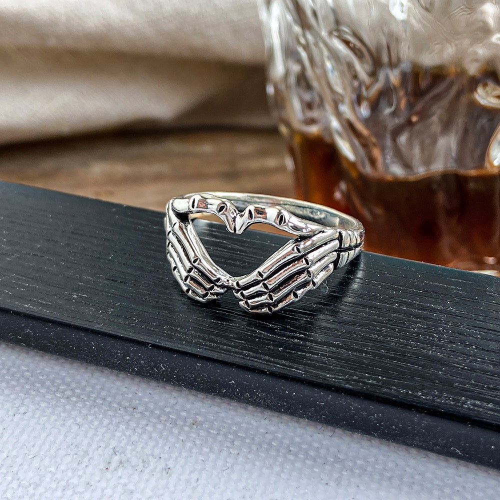 Retro Gothic Skull Claw Ring - Creative Fashion Statement Jewelry