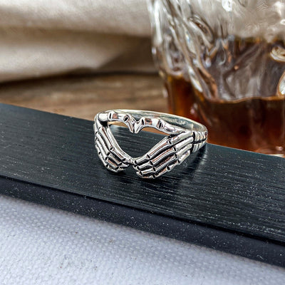 Retro Gothic Skull Claw Ring - Creative Fashion Statement Jewelry