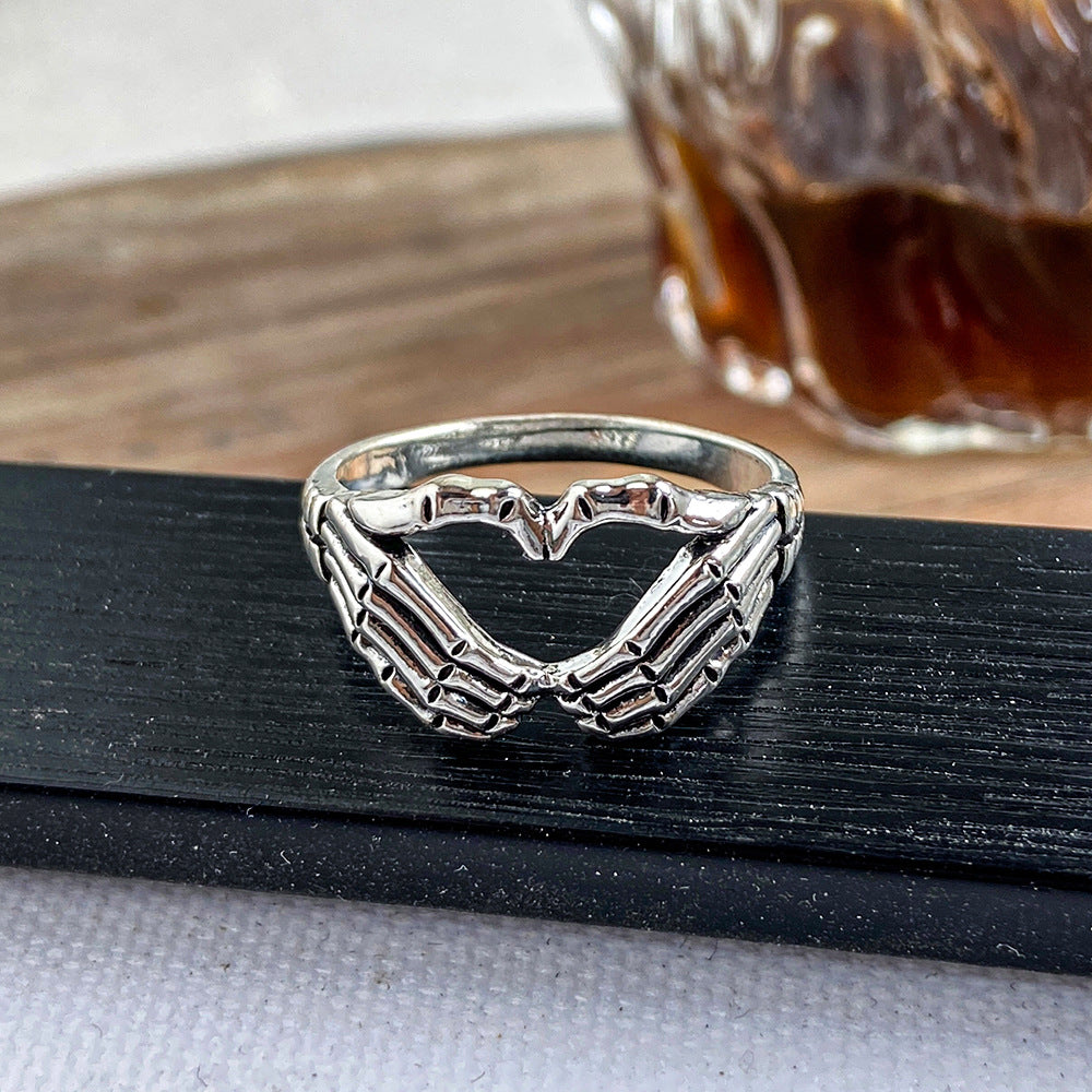 Retro Gothic Skull Claw Ring - Creative Fashion Statement Jewelry