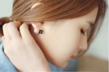 Elegant Dual-Sided Pearl Flower Alloy Earrings