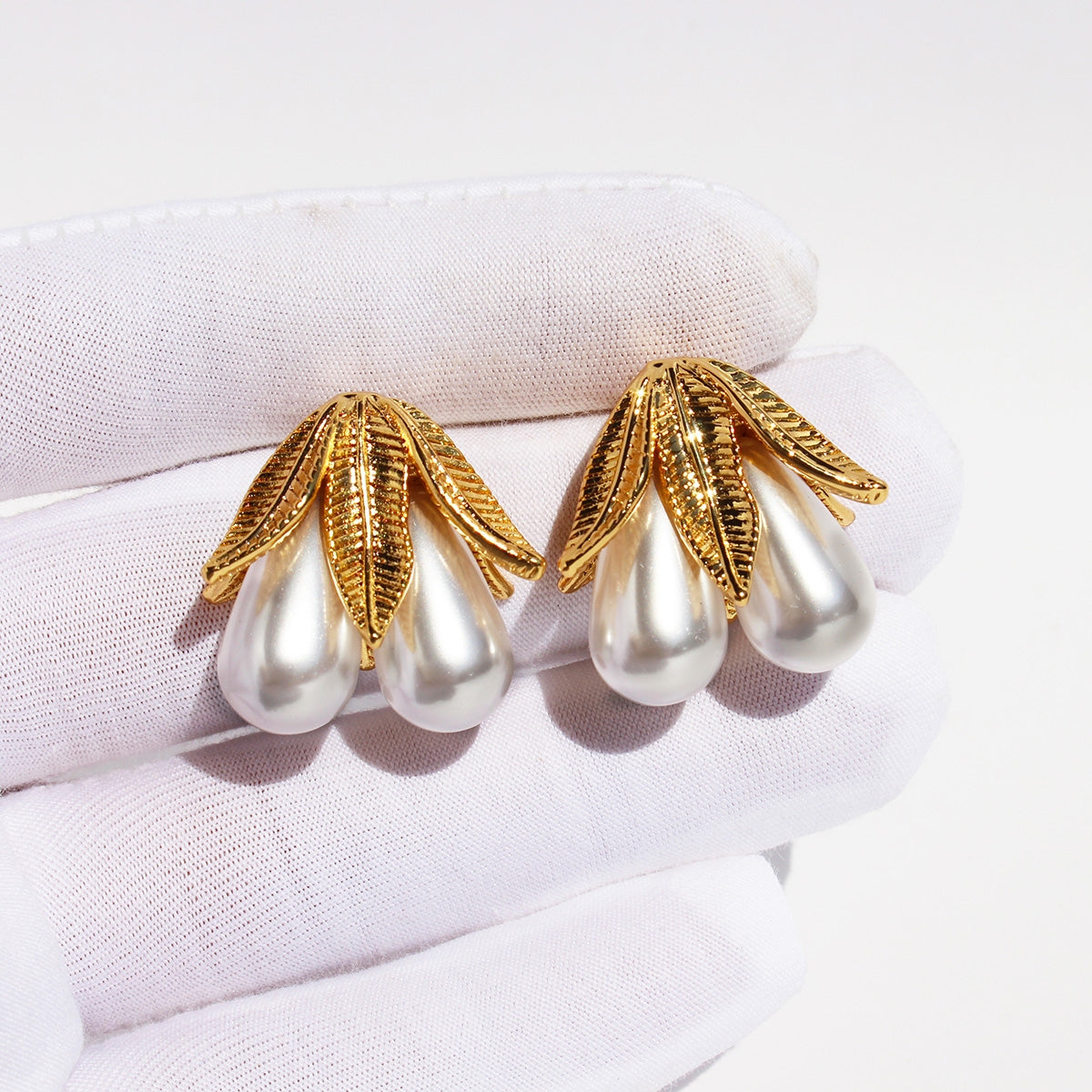 1 Pair Luxurious Queen Leaf Pearl 24K Gold Plated Brass Stud Earrings - French Romantic Niche Retro Design