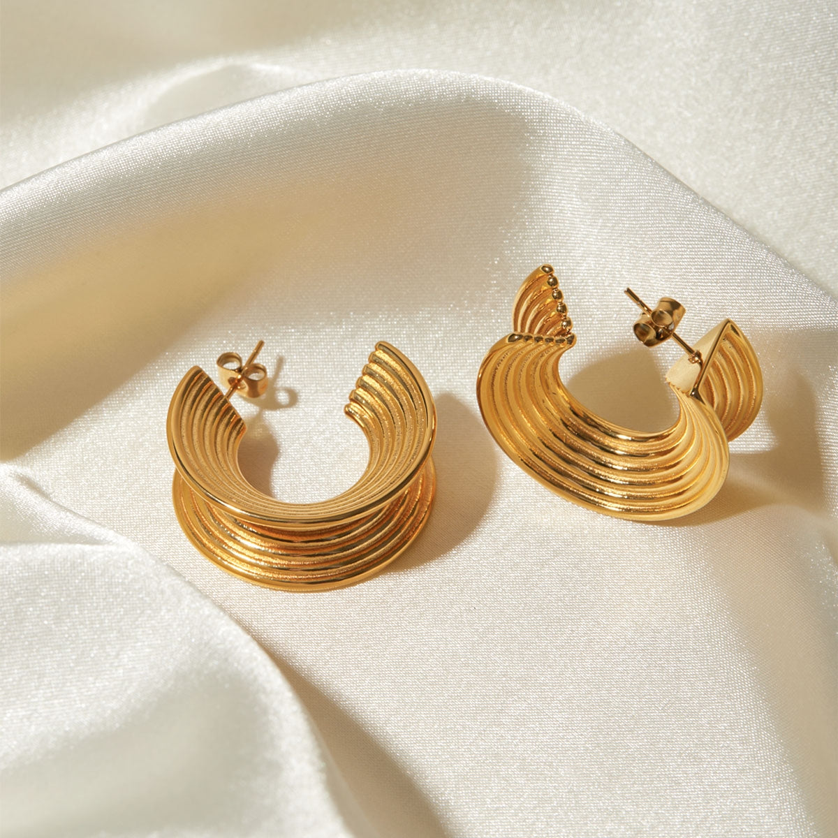 1 Pair Classic 18K Gold Plated Stainless Steel Ear Studs and Hair Clip Set