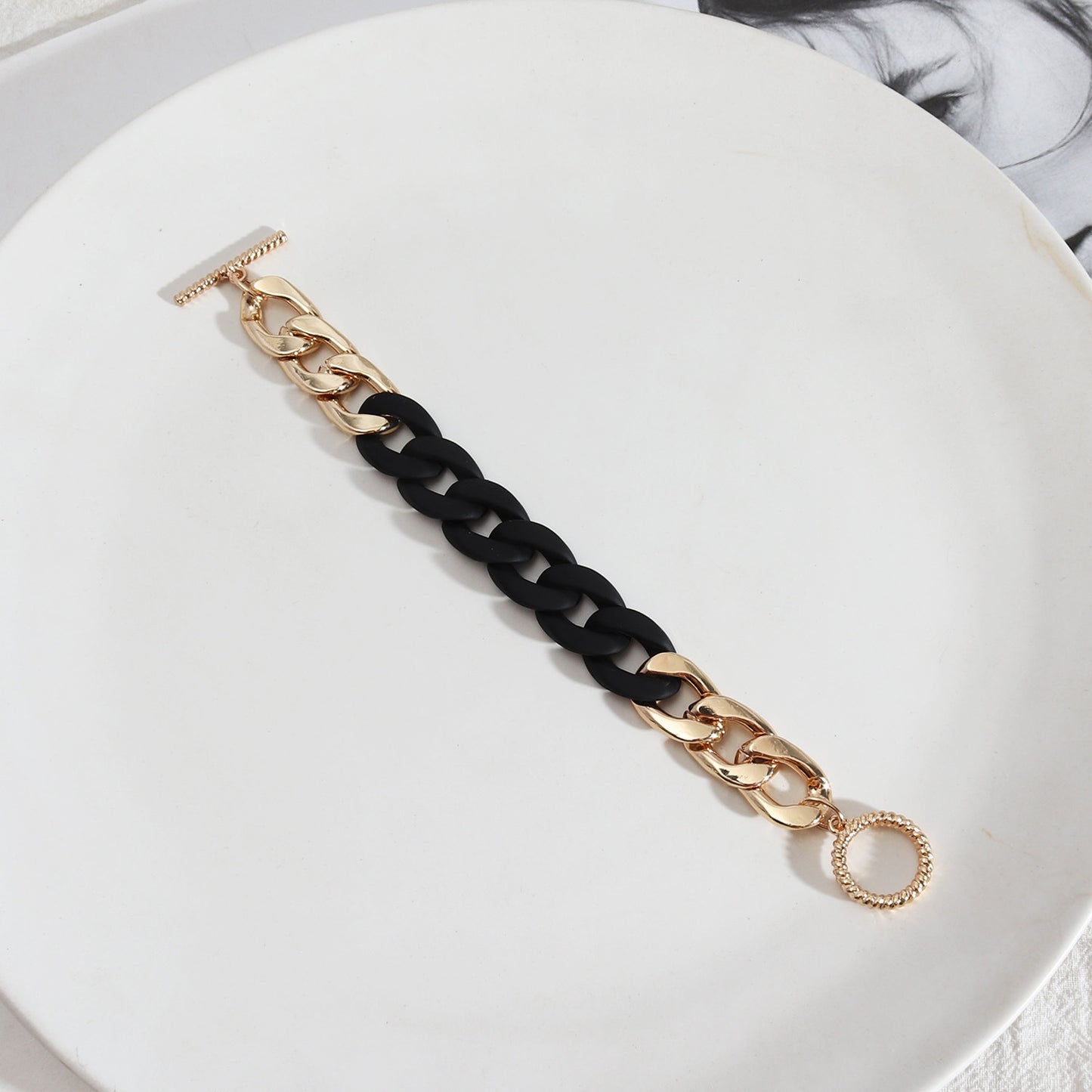 Fashion Color Block Alloy Plated Women's Bracelet with Resin Buckle and Metal Chain Design
