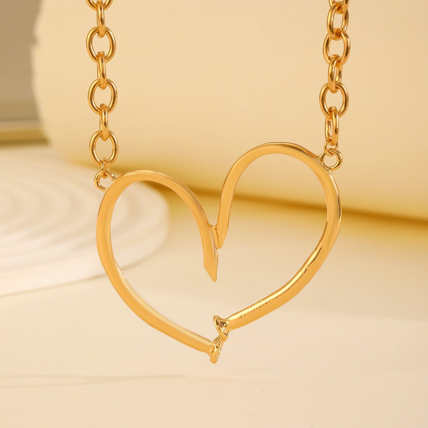 Elegant Irregular Heart Shape Alloy Pendant Necklace