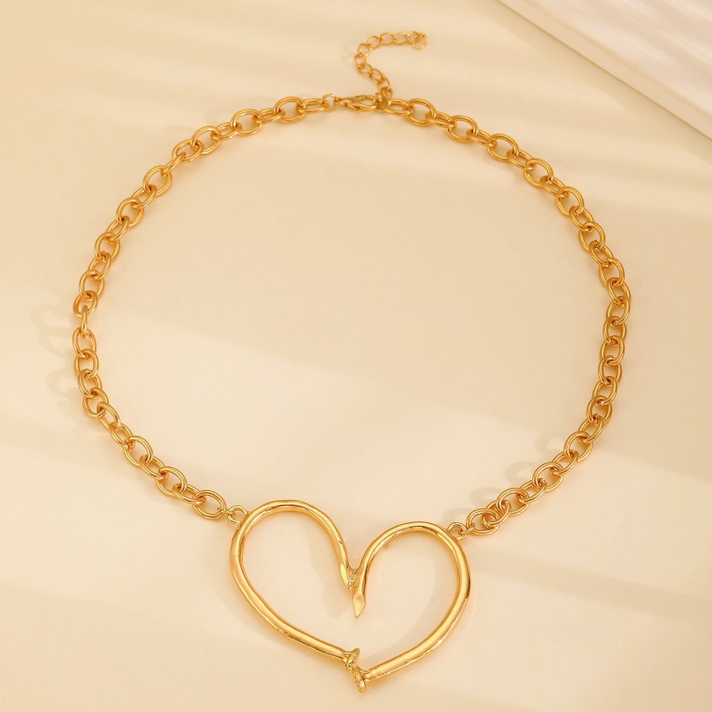 Elegant Irregular Heart Shape Alloy Pendant Necklace