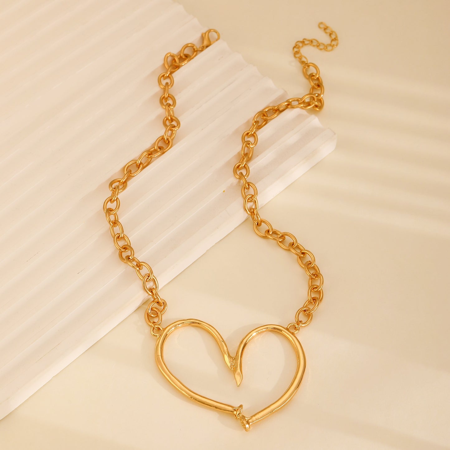 Elegant Irregular Heart Shape Alloy Pendant Necklace