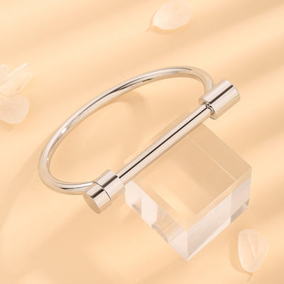 Elegant Luxurious Titanium Steel 18K Gold Plated Rhinestone Bangle with D-Shaped Horseshoe Buckle Bracelet