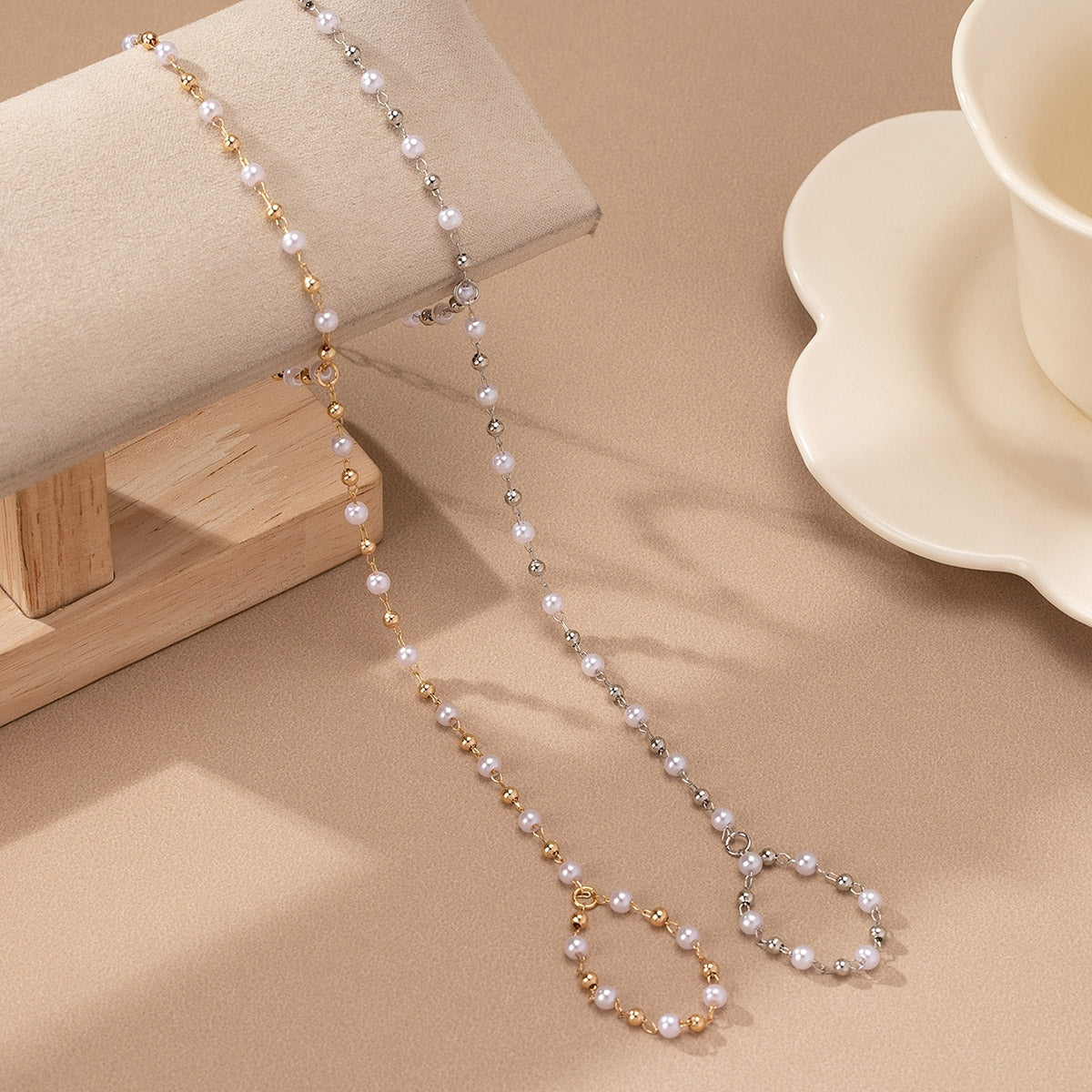 Elegant Pearl Bead Finger Bracelet with Solid Color Design