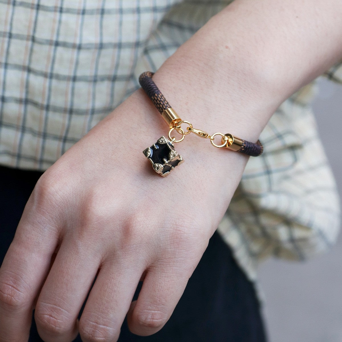 Elegant Vintage Style PU Leather Commute Bag with Gold Plated Striped Bracelets and Pendants