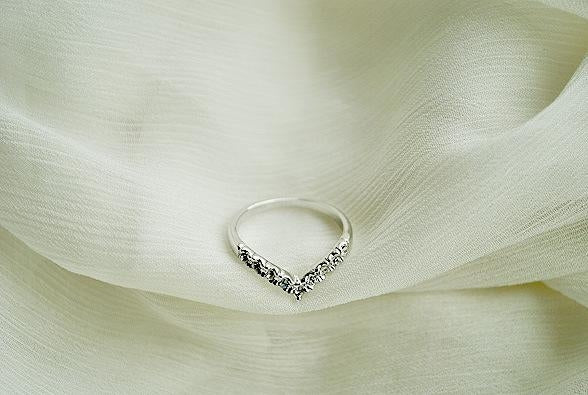 Fashion V-Shaped Diamond Heart Ring