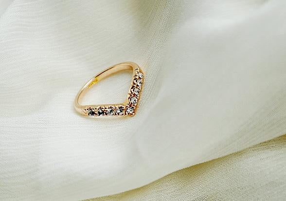 Fashion V-Shaped Diamond Heart Ring