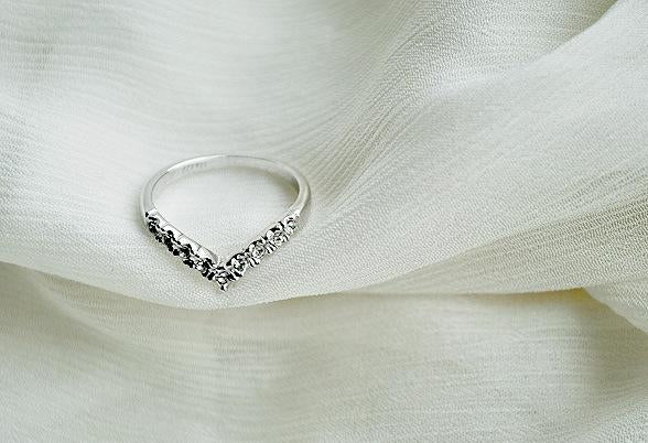 Fashion V-Shaped Diamond Heart Ring