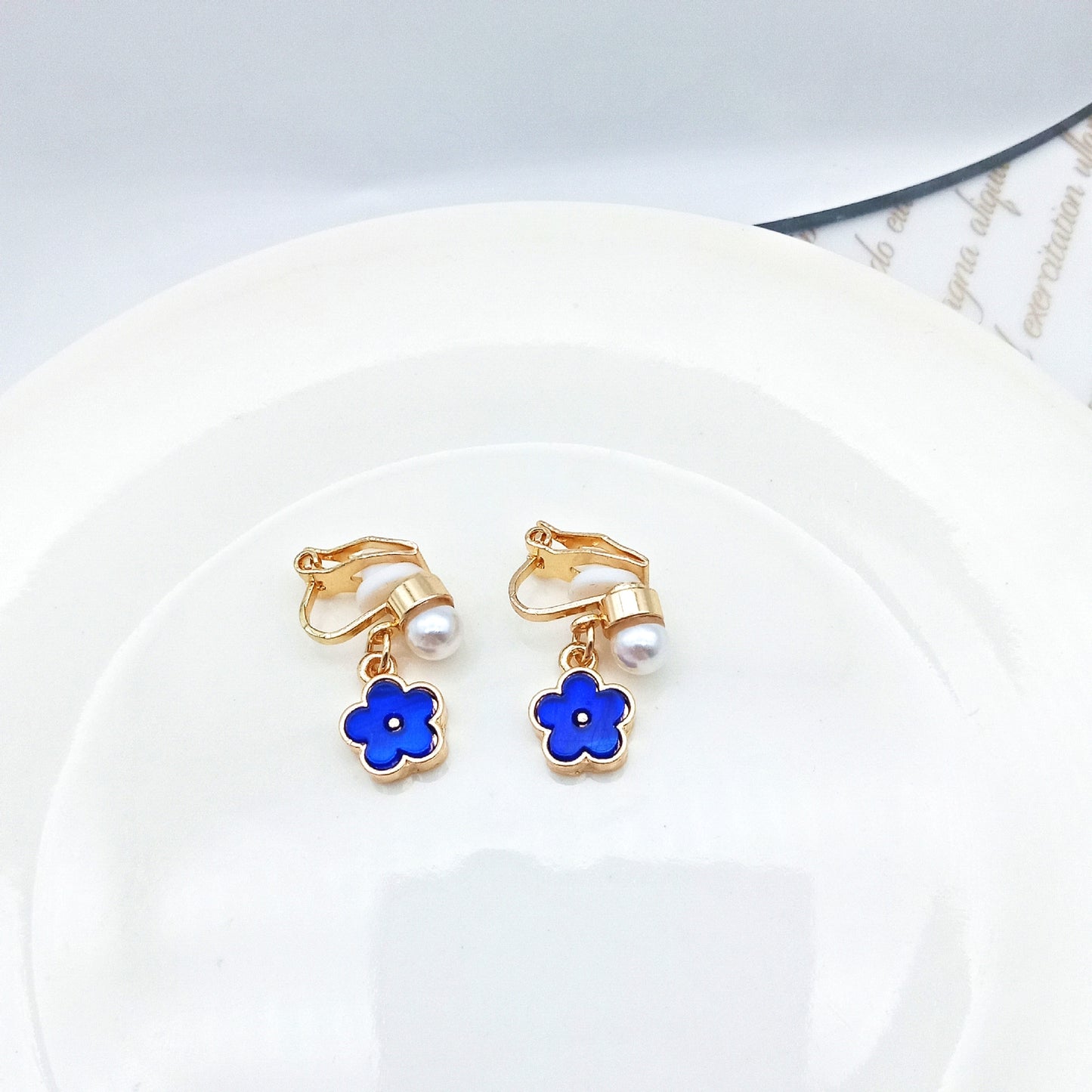 Elegant Blue Flower Pearl Ear Studs with Alloy Inlay Clips - 1 Pair