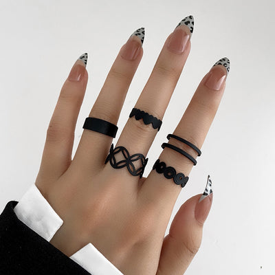 Geometric Heart Design Hollow Black Ring Set - 5 Pieces