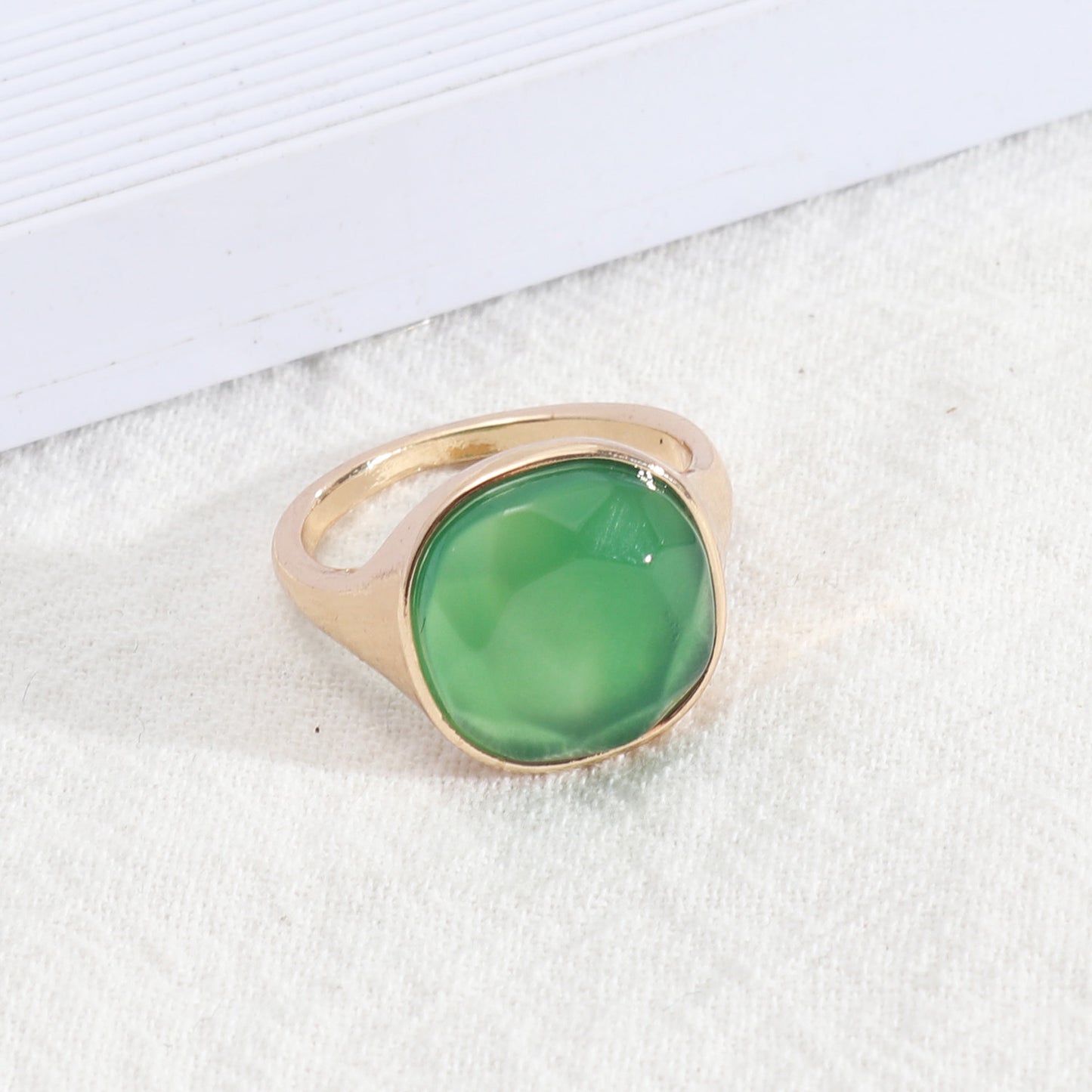 Vintage Round Alloy Inlay Natural Stone Women's Fashion Ring