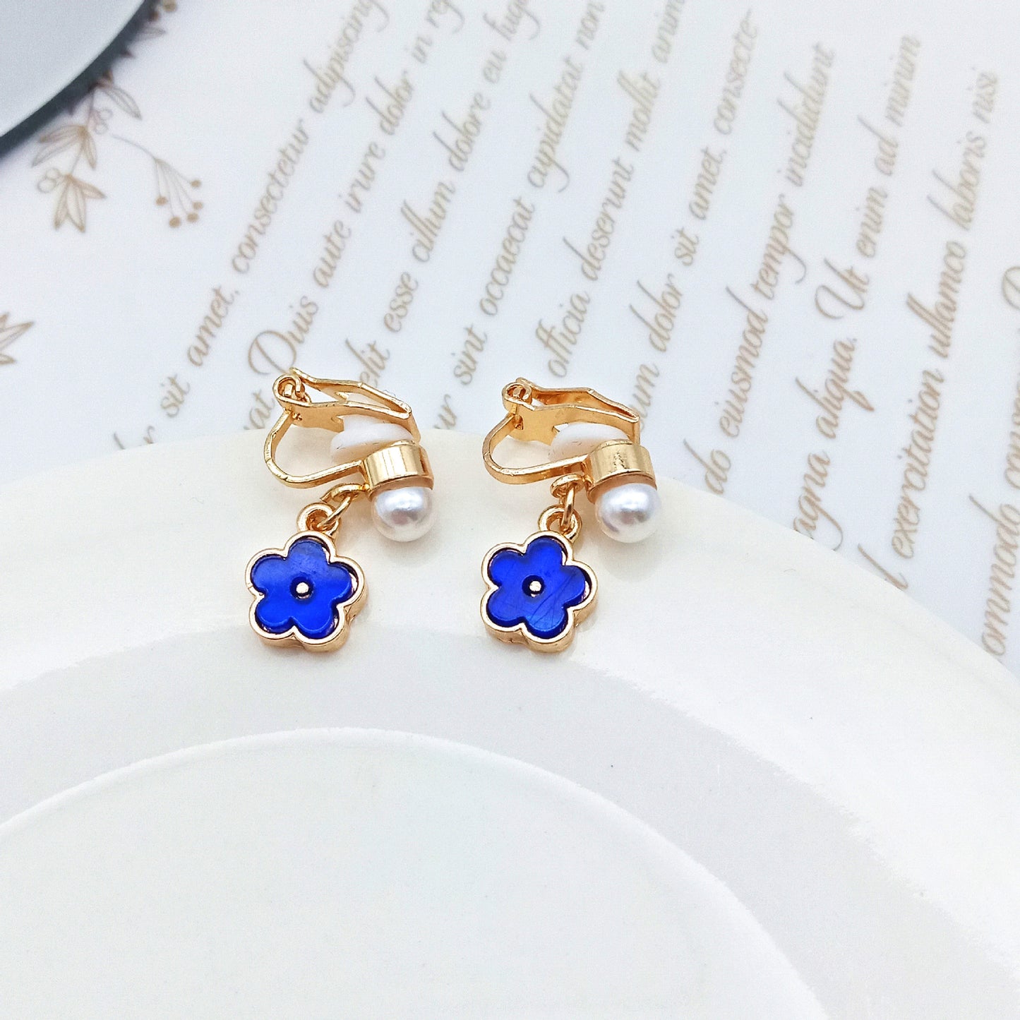 Elegant Blue Flower Pearl Ear Studs with Alloy Inlay Clips - 1 Pair