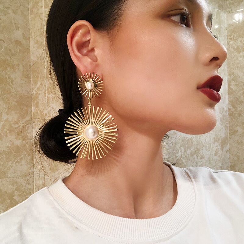 European And American Cross-border Popular Fashion Pearl Earrings Round Metal Hollow Flower Earrings Female Catwalk Style Earrings