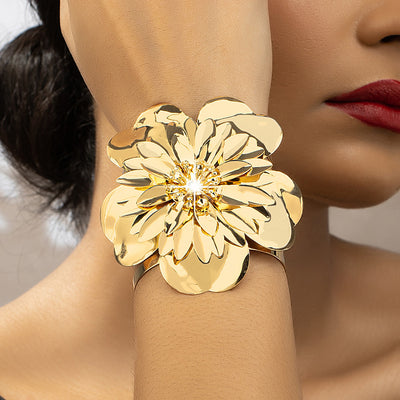 Elegant Rhinestone Alloy Bangle with Floral Design